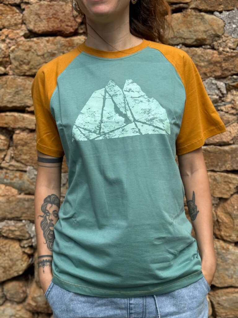 Samarreta artesanal de cotó orgànic "ENCANTATS ROCA" 1 Samarreta artesanal de cotó orgànic "ENCANTATS ROCA"