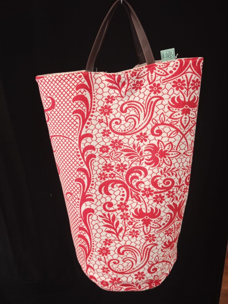 Contenidor de tela reutilitzada flors vermelles -UPCYCLED CARTAES- 1 Contenidor de tela reutilitzada flors vermelles -UPCYCLED CARTAES-