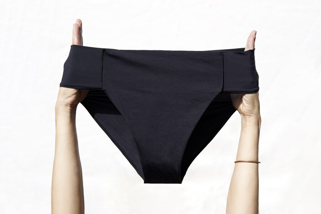 Bix® Lola: calça absorbent d’obrir i tancar en color negre amb la zona íntima de cotó 100%. 2 Bix® Lola: calça absorbent d’obrir i tancar en color negre amb la zona íntima de cotó 100%. - Imatge 2