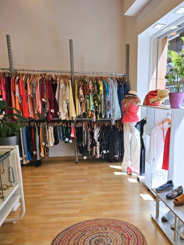 Botigues Roba Amiga Girona 2 Botigues Roba Amiga Girona - Imatge 2