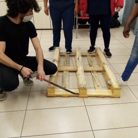 Formació en jardineres amb fusta reaprofitada