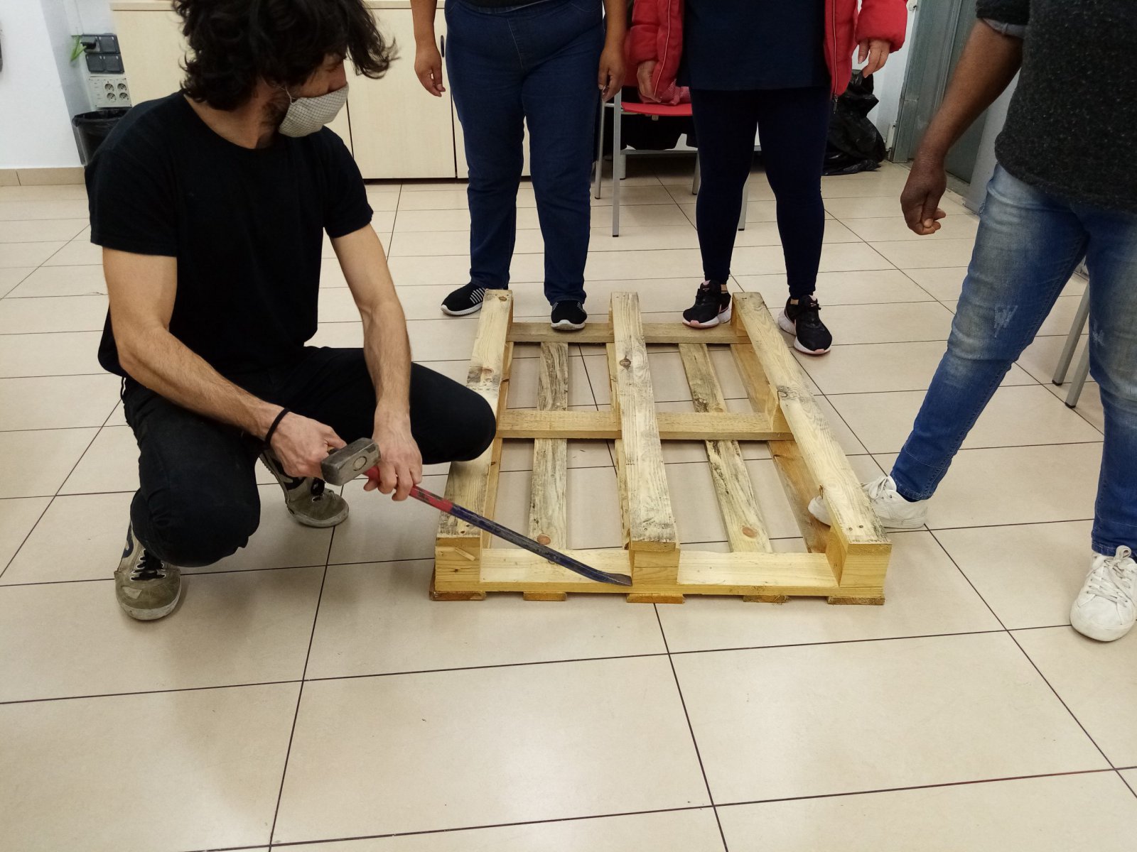 Formació en jardineres amb fusta reaprofitada 1 Formació en jardineres amb fusta reaprofitada